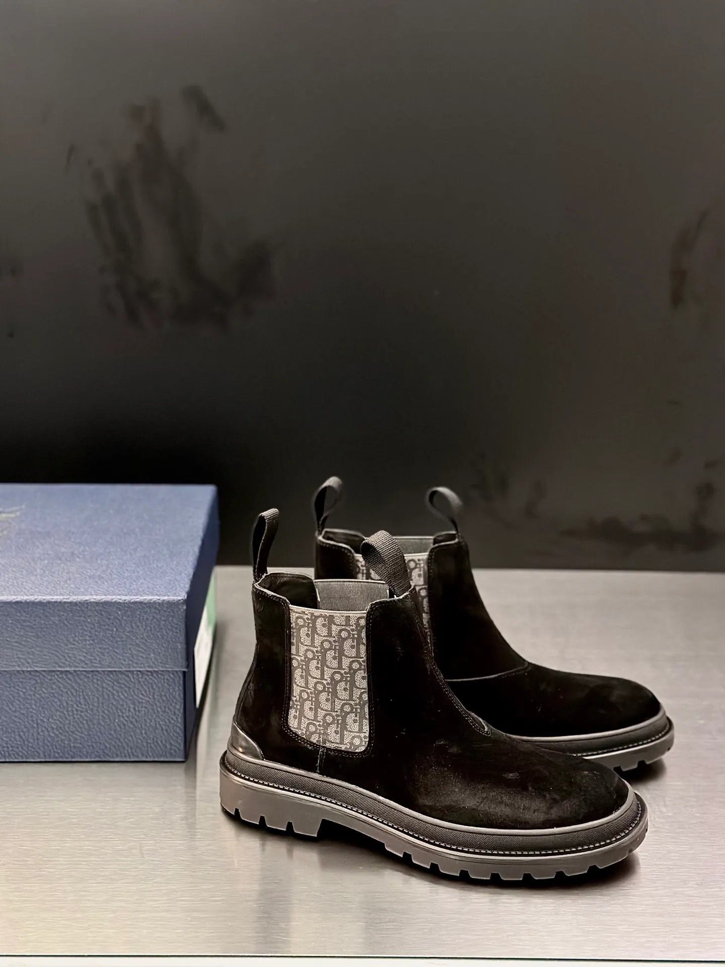 Men's shoes 💰920 Dior Dior high-top sneakers, top-quality goods produced in Dongguan, show version, leading counter trial style, Nappa cowhide material, light and breathable, soft and comfortable, easier to put on and take off, calfskin leather edging, distinctive sports style, genuine leather tongue Dior letter badge, showing the brand style, lightweight embossed pattern rubber sole, light and genuine leather feet, with original packaging Size: 39-40-41-42-43-44 (45, 46 customized) leather shoe size
